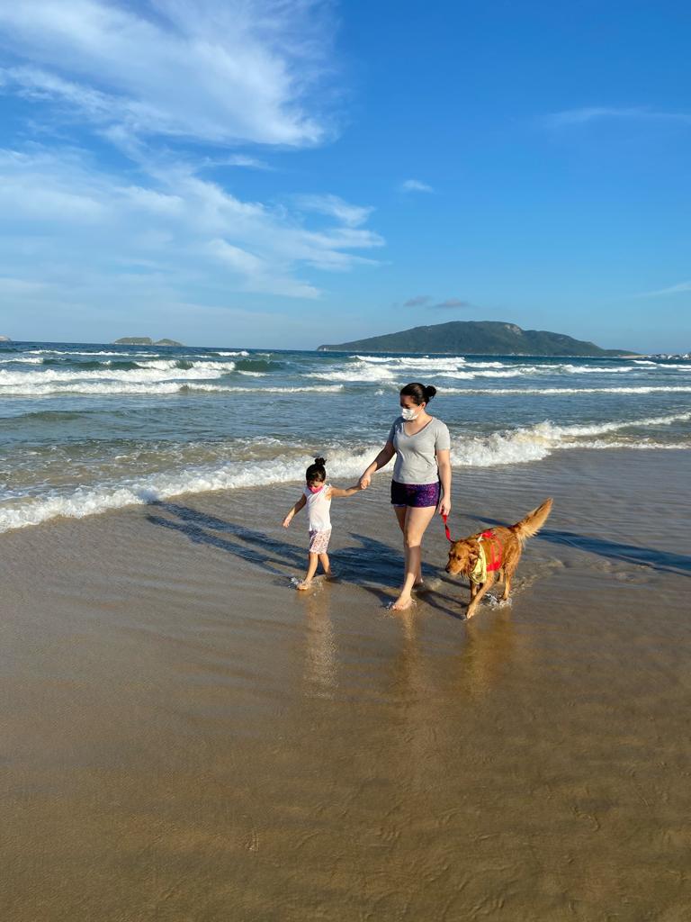 Silvia com dois cachorros